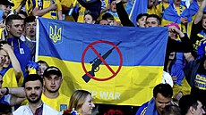 Stop válce. Ukrajintí fanouci bhem semifinále baráe o MS 2022, jejich tým...