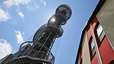 Rozhledna je samostatná konstrukce obestavěná kolem komína. Přístupná je od... Rozhledna je samostatná konstrukce obestavěná kolem komína. Přístupná je od...