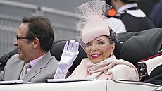 Percy Gibson a Joan Collinsová na oslav platinového jubilea královny (Londýn,...