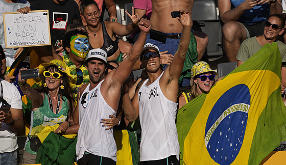 Braziltíí pláoví volejbalisté Victor Felipe (vlevo) a Renato se radují z...