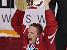 Kanadský hokejista Corey Perry slaví triumf na svtovém ampionátu.