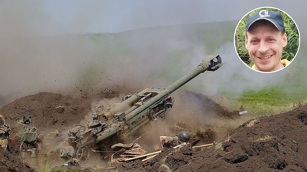 Ukrajintí vojáci cvií s novými americkými houfnicemi M777. Na mením snímku...