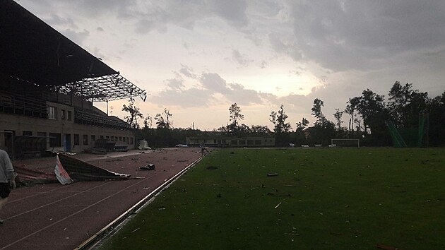 Atletický stadion v Hodoníně po ničivém tornádu.
