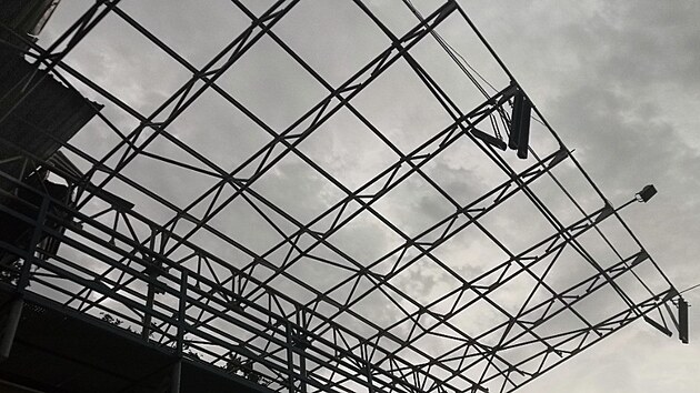 Atletický stadion v Hodoníně po ničivém tornádu.