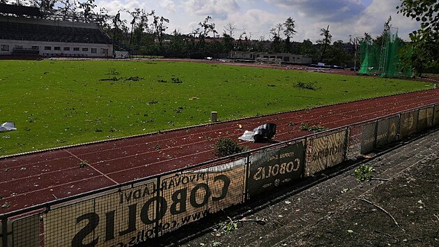 Atletický stadion v Hodoníně po ničivém tornádu.