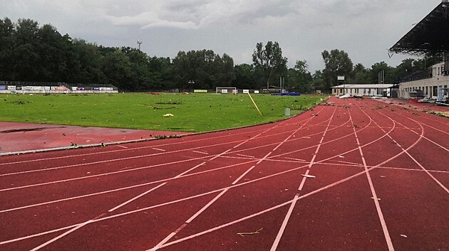 Atletický stadion v Hodoníně po ničivém tornádu.