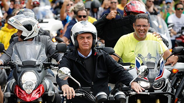 Brazilsk prezident Jair Bolsonaro uspodal v americkm Orlandu motocyklovou jzdu. (11. ervna 2022)