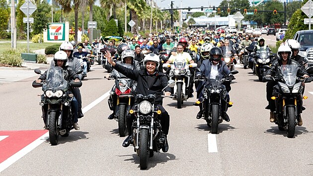 Brazilsk prezident Jair Bolsonaro uspodal v americkm Orlandu motocyklovou jzdu. (11. ervna 2022)