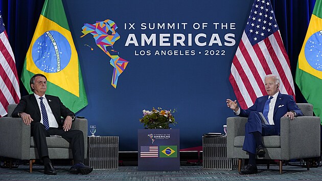 Brazilsk prezident Jair Bolsonaro a jeho americk protjek Joe Biden na summitu Amerik v Los Angeles (9. ervna 2022)
