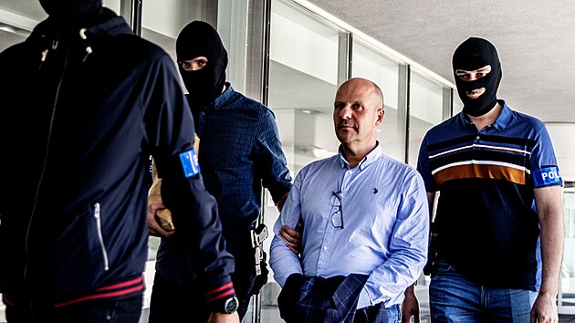 Policisté přivádějí bývalého náměstka pražského primátora Petra Hlubučka (STAN) k soudu, který rozhodoval o vazbě pro obviněné v kauze korupce v pražském dopravním podniku. (17. června 2022)