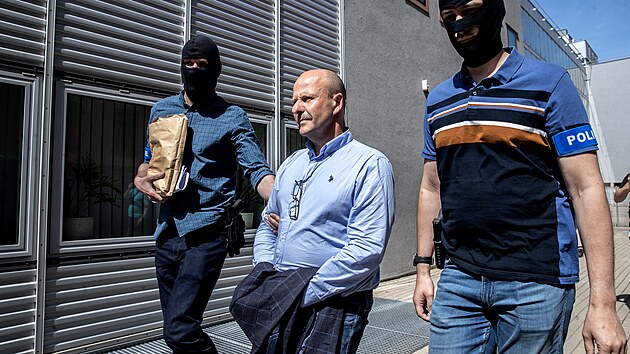 Policisté přivádějí bývalého náměstka pražského primátora Petra Hlubučka (STAN) k soudu, který rozhodoval o vazbě pro obviněné v kauze korupce v pražském dopravním podniku. (17. června 2022)