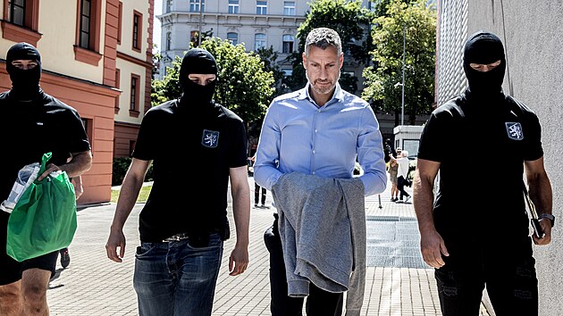 Policist pivdj Michala Redla na k soudu, kter rozhodoval o vazb pro obvinn v kauze korupce v praskm dopravnm podniku. (17. ervna 2022)