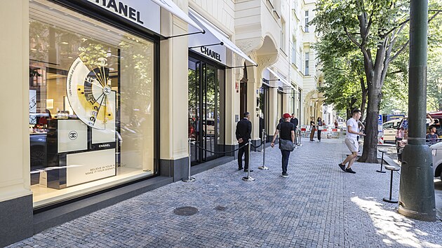 Zkaznci luxusn mdy v Pask nov pivtali dlouho oekvanou znaku Chanel. (15. ervna 2022)