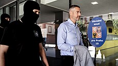 Policisté přivádějí Michala Redla na k soudu, který rozhodoval o vazbě pro... | na serveru Lidovky.cz | aktuální zprávy