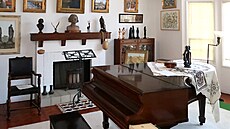 Hudební místnosti dominuje klavír i tmavé trámy.
