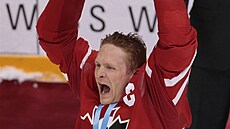 Kanadský hokejista Corey Perry slaví triumf na svtovém ampionátu.