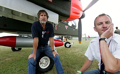 Memorial Air Show v Roudnici nad Labem, vlevo zakladatel a poadatel akce...