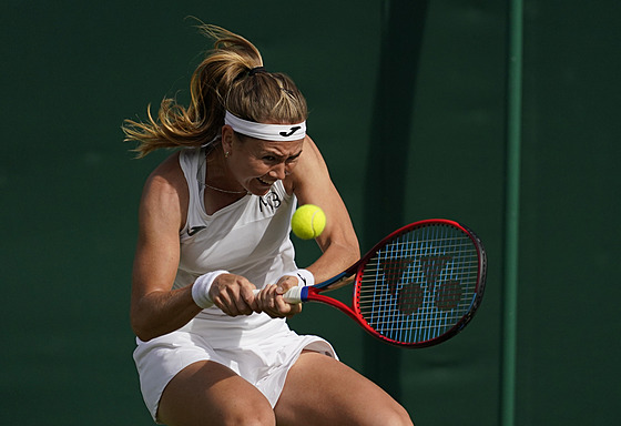 Marie Bouzková returnuje ve druhém kole Wimbledonu.