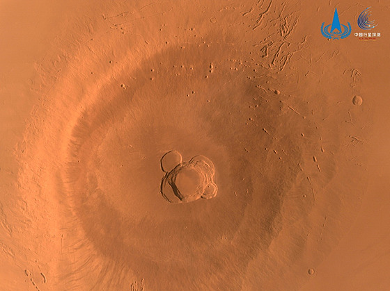 Jeden ze snímk Marsu, který poídila ínská kosmická lo bhem svých pelet.