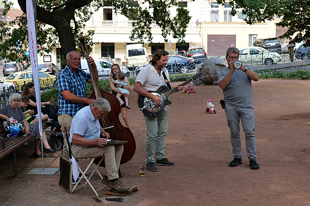 <p>Na Žižkově je v plném proudu letní festival Pražský Montmartre /II.
Ve středu vystoupila na Kostnickém náměstí dixielandová kapela Champagne Lovers Band. </p>