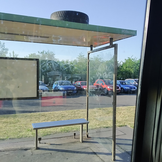 <p>Pneumatika na střeše autobusové zastávky Toulcův dvůr ve směru na Opatov. </p>