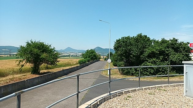 <p>Pohled na České středohoří z dálnice D8.</p>