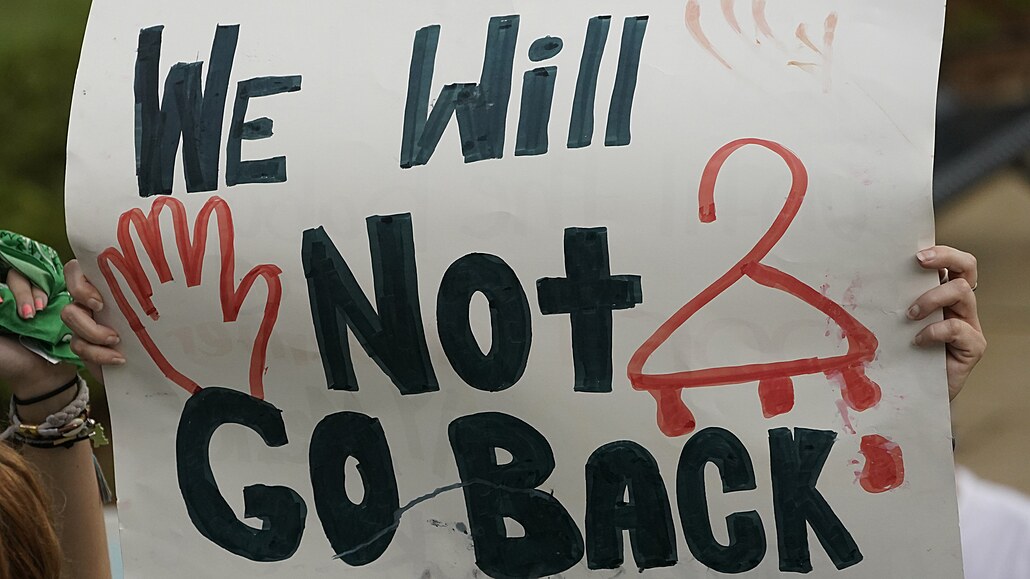 Zastánce práv na potrat protestuje v Jacksonu ve státu Mississippi. (28. června... Zastánce práv na potrat protestuje v Jacksonu ve státu Mississippi. (28. června...