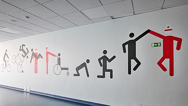 Piktogramy od studentů karlovarské SUPŠ keramické a sklářské zdobí stěny chodeb karlovarské nemocnice.