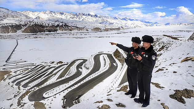 Silnice je v turistickch prvodcch pezdvna Pamrsk nebesk cesta (Pamir Plateau Skyroad).