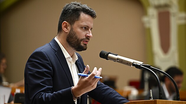 Mimoř&aacute;dn&eacute; jedn&aacute;n&iacute; pražsk&eacute;ho zastupitelstva svolan&eacute; na ž&aacute;dost opozice, 27. června 2022, Praha. Na sn&iacute;mku je zastupitel Ondřej Prokop (ANO).