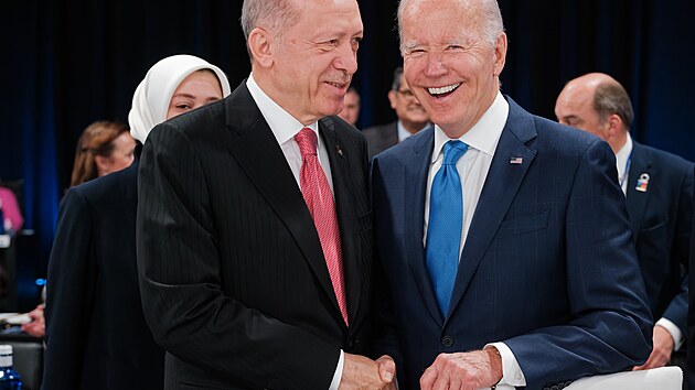 Americk prezident Joe Biden s tureckm prezidentem Erdoganem bhem summitu NATO v Madridu