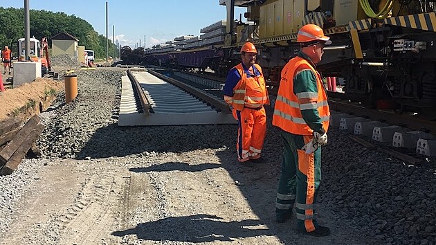 Zdvoukolejnn trati v seku Pardubice - Rosice nad Labem - Stblov pokrauje. Pomoc obnovovacho vlaku SMD 80 dlnci poloili 6 500 prac v seku dlouhm 3 900 m.