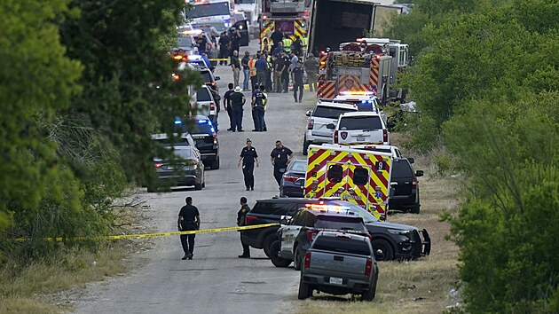 V pondl veer nala americk policie v nkladnm prostoru kamionu na okraji texaskho msta San Antonio nejmn tyicet est mrtvch tl. (28. ervna 2022)