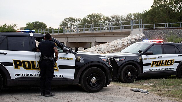 V pondl veer nala americk policie v nkladnm prostoru kamionu na okraji texaskho msta San Antonio nejmn tyicet est mrtvch tl. (28. ervna 2022)