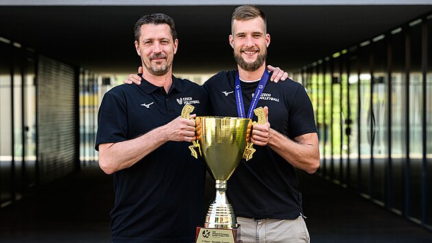 Trenr Ji Novk (vlevo) a Adam Zajek po triumfu v Evropsk lize