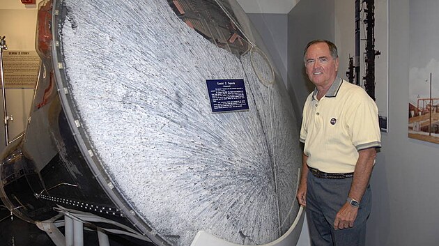 Bval astronaut MOL a NASA Robert L. Crippen stoj vedle jedin letc kapsle Gemini-B.