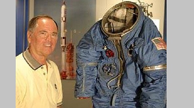 Astronaut Robert L. Crippen stoj vedle skafandru vyvinutho pro program MOL.