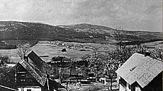Obec Korytany (Rindl) na svazích Pivoských hor na snímku z roku 1937. V pozadí...