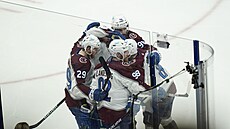Hokejisté Colorada slaví vstřelenou branku ve finále Stanley Cupu. Hokejisté Colorada slaví vstřelenou branku ve finále Stanley Cupu.