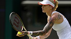 Tereza Martincová se pipravuje na podání v prvním kole Wimbledonu.