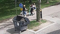 Dv dívky na sdílené kolobce se stetly s cyklistkou na Praském sídliti.