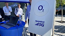 Demonstrace přenosových rychlostí dosažených v 5G síti operátora O2 při využití... Demonstrace přenosových rychlostí dosažených v 5G síti operátora O2 při využití...