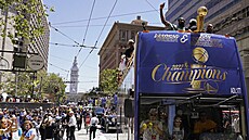 Basketbalisté Golden State Warriors slaví titul z NBA v ulicích San Franciska....
