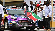 Keňský prezident Uhuru Kenyatta odmávnul Sebastienu Loebovi start na Safari... Keňský prezident Uhuru Kenyatta odmávnul Sebastienu Loebovi start na Safari...