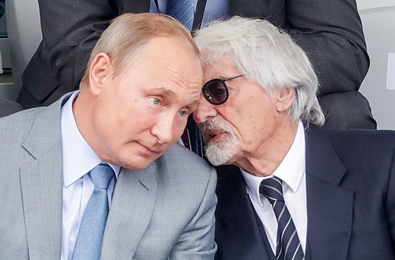 Bernie Ecclestone hovoí k ruskému prezidentovi Vladimiru Putinovi na Velké...