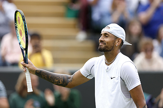 Australský tenista Nick Kyrgios slaví postup do tetího kola Wimbledonu