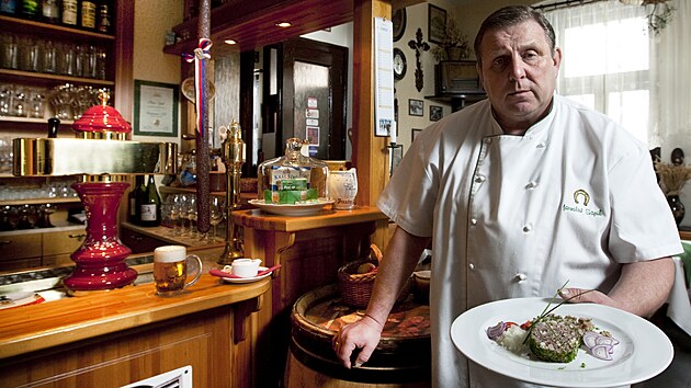 Jaroslav Sapík. Restaurace U Sapíků na Klokočné. Dělám ji bez mouky, nedávám ani ocet. Kyselou chuť dodám citronem, zakysanou smetanou a kvalitním bílým vínem. Dávejte takové, které vám chutná, žádné krabicové!