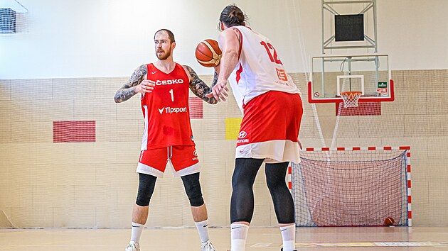 Patrik Auda (vlevo) na trninku basketbalov reprezentace