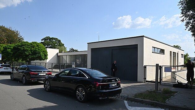 Bývalý český prezident Václav Klaus a slovenský expremiér Vladimír Mečiar se sešli ve vile Tugendhat. (30. června 2022)