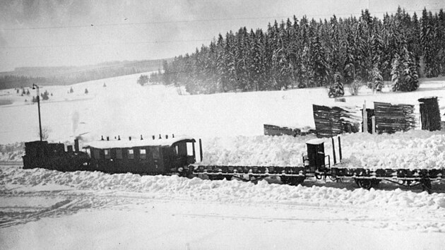 Zimy jsou na umav drsn, na snmku je smen vlak v Novm dol v roce 1935. 48.8306547N, 13.7951836E